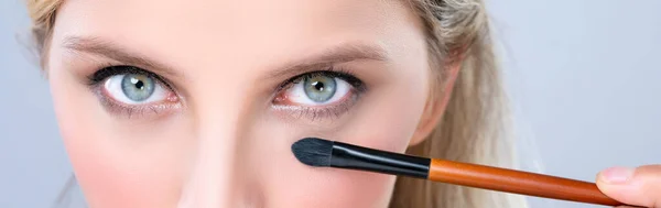 Closeup Beautiful Girl Flawless Applying Alluring Eye Shadow Makeup Eyeliner — 图库照片