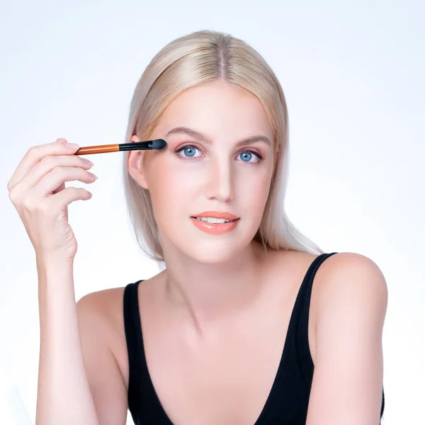 Closeup Beautiful Personable Girl Flawless Applying Eye Shadow Makeup Eyeliner — Fotografia de Stock