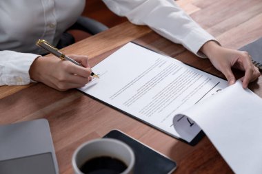 Yakın plan sözleşme imzalama belgesini kalemle imzalama, iş anlaşmasını imzayla mühürleme. İş adamları iş anlaşmasını imzalamak için sözleşmeye imza atıyorlar. Coşkulu.