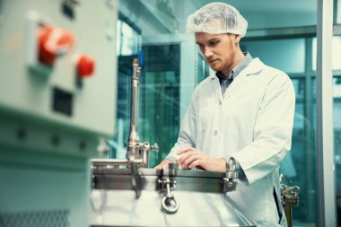 Bir bilim adamının portresi, eczacı laboratuarda bilimsel ekipman kullanarak kenevir yağı çıkarıyor. Alternatif tıbbi tedavi için esrar çıkarma kavramı. CBD petrol çıkarma kavramı.