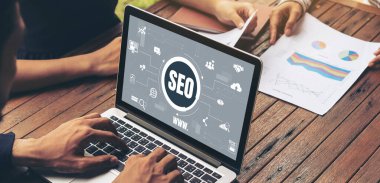 Model e-ticaret için SEO arama motoru optimizasyonu ve bilgisayar ekranında gösterilen çevrimiçi perakende işi