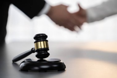 Odaklanma tokmağı avukat meslektaşlarının bulanık arkaplan üzerine adaleti sembolize eder başarılı bir hukuki anlaşmadan sonra mahkemedeki anlaşmazlığı savunmak güvenilir bir ortağın güvenilirliğini sağlar. Eşitlik