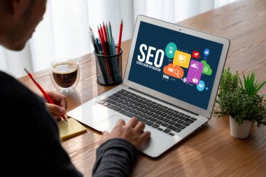 Model e-ticaret için SEO arama motoru optimizasyonu ve bilgisayar ekranında gösterilen çevrimiçi perakende işi