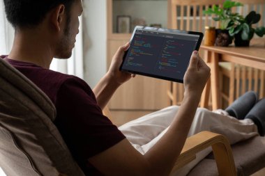 Model uygulama ve program kodlaması için bilgisayar ekranında yazılım geliştirme programlama
