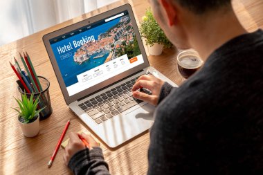 Çevrimiçi otel konaklama rezervasyon sitesi mod rezervasyon sistemi sağlar. Seyahat teknolojisi kavramı .