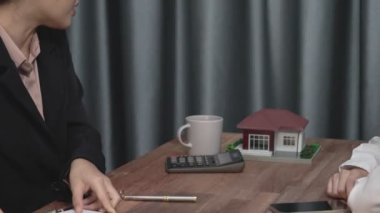 Kapanış hevesli emlak ajansı müşteriye bir ev için bilgi ve satın alma anlaşması sunarken, emlakçı tarafından tavsiye edilirken, ev kredisi için müşteri gözden geçirme sözleşmesi belgeleri.