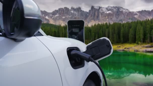 以高山上空云雾的时间流逝为背景的自然景观 是以清洁能源驱动电动汽车促进清洁环境的进步理念的背景 充电站的电动车充电 — 图库视频影像