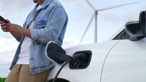 진보적 자동차는 미래의 에너지의 개념으로 필드의 정거장에서 에너지를 재충전합니다 발전기가 — 비디오