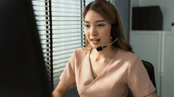 Competent Female Operator Working Computer While Talking Clients Concept Relevant — ストック写真
