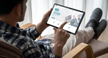 Web sitesi tasarım yazılımı çevrimiçi perakende ticaret ve e-ticaret için model şablonu sağlar