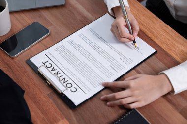 Yakın plan sözleşme imzalama belgesini kalemle imzalama, iş anlaşmasını imzayla mühürleme. İş adamları iş anlaşmasını imzalamak için sözleşmeye imza atıyorlar. Coşkulu.