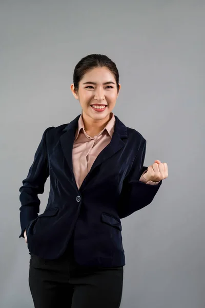 Joven Empresaria Asiática Confiada Traje Formal Haciendo Gesto Mano Para —  Fotos de Stock