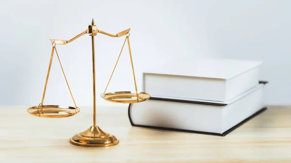 Escala Equilibrada Dourada Brilhante Livro Lei Mesa Escola Direito Como — Fotografia de Stock