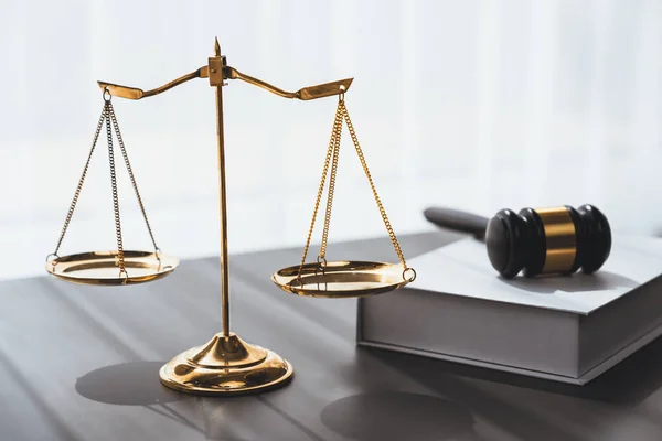 Het Symboliseert Rechtvaardigheid Juridische Autoriteit Gouden Weegschaal Hamer Bureau Met — Stockfoto
