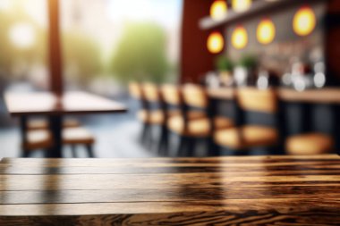 Ahşap masa Bokeh 'li kafe restoranının arka planını bulanıklaştırdı. Kusursuz.