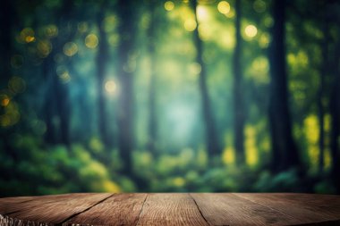 Güzel, bulanık, boreal orman arkaplan görüntüsü. Model ürün sergisi için boş ahşap masa. Düzenleme için masa üstünde özelleştirilebilir alanı olan piknik masası. Kusursuz.