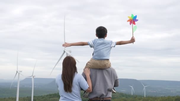 Concepto Familia Feliz Progresiva Disfrutando Tiempo Parque Eólico Generador Eléctrico — Vídeos de Stock