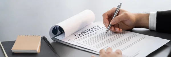 Imprenditore Firma Contratto Carta Forma Giuridica Aziendale Con Fiducia Professionalità — Foto Stock