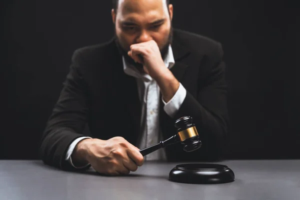 Focus Gavel Θολό Δικηγόρο Κάθεται Στο Γραφείο Του Ανησυχούν Και — Φωτογραφία Αρχείου