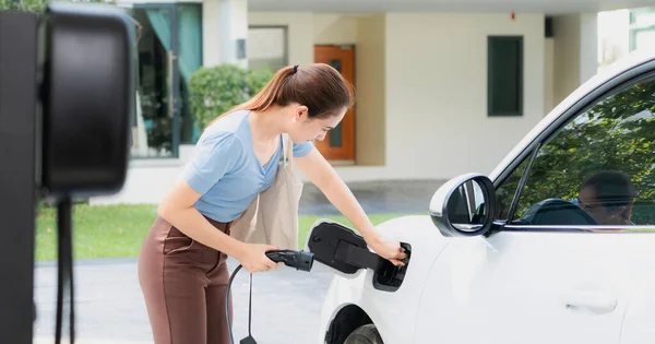 Progressive Woman Install Cable Plug Her Electric Car Home Charging — Stockfoto