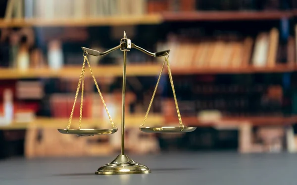 Блискучий Золотий Збалансований Масштаб Залі Суду Концептуальне Правосуддя Загальний Правовий — стокове фото
