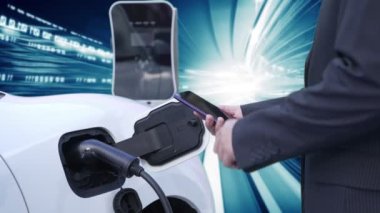 İlerici adam elektrikli arabaların batarya durumunu şarj istasyonundaki akıllı telefondan kontrol ediyor. Voteksten geçen ikili kodların teknoloji geçmişi var. Modern teknolojiyle EV araba konsepti.