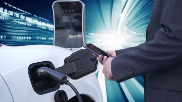 Progresivní Muž Zkontroluje Stav Baterií Elektromobilů Pomocí Chytrého Telefonu Nabíjecí — Stock video