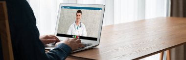 Hasta ile sanal görüşme için mod teletıp yazılım uygulaması tarafından çevrimiçi doktor görüntüsü çağrısı