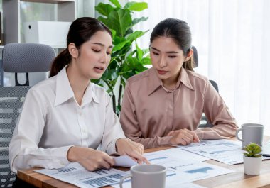 Analist ekip arkadaşları dijital torpido gözündeki finansal verileri, çizelgeleri ve grafiği destekleyici bir ekip çalışması ile tartıştılar. Profesyonel ofis pazarlama planlamak için iş zekasını kullanır. Coşkulu.