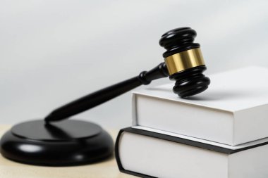 Boş bir hukuk firmasında ahşap tokmak çekiç ve hukuk kitabı ya da avukat ve hakim tarafından adalet ve hukuk sistemi, yasal otorite ve adalet kavramı olarak beyaz avukatlık bürosu geçmişi. denge