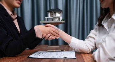 Başarılı ev kredisi anlaşması el sıkışmayla imzalandı. Alıcılar ve temsilciler mülkün mülkiyetini başarı ve memnuniyet duygusuyla kutluyorlar. Coşkulu.