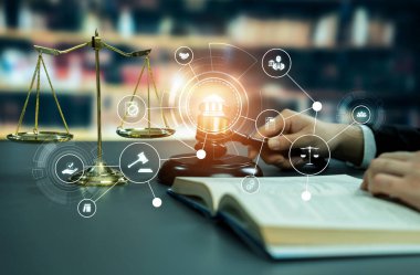 Akıllı hukuk, hukuki danışmanlık simgeleri ve avukatlık bürosunda çalışan araçlar dijital hukuk kavramını ve çevrim içi hukuk ve yönetmelik kavramlarını gözler önüne seriyor .