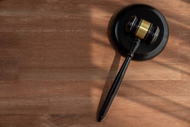 Yakın plan siyah tahta tokmak çekiç ahşap ofis arka planında avukat ve hakim için adalet ve hukuk sistemi, yasal otorite ve yargılama konsepti olarak. denge