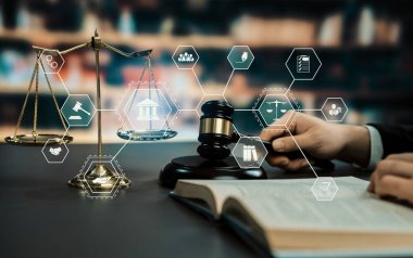 Akıllı hukuk, hukuki danışmanlık simgeleri ve avukatlık bürosunda çalışan araçlar dijital hukuk kavramını ve çevrim içi hukuk ve yönetmelik kavramlarını gözler önüne seriyor .