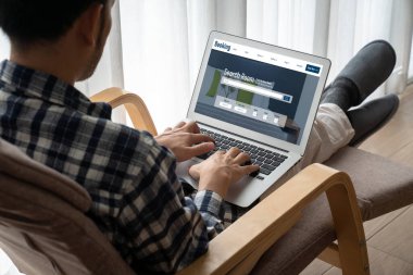 Çevrimiçi otel konaklama rezervasyon sitesi mod rezervasyon sistemi sağlar. Seyahat teknolojisi kavramı .