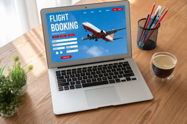 Online uçuş rezervasyon sitesi mod rezervasyon sistemi sağlar. Seyahat teknolojisi kavramı .