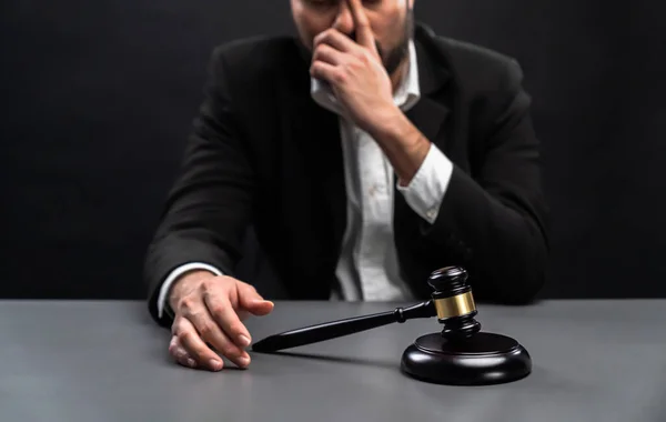 Foco Martelo Com Advogado Borrão Sentado Sua Mesa Com Expressão — Fotografia de Stock