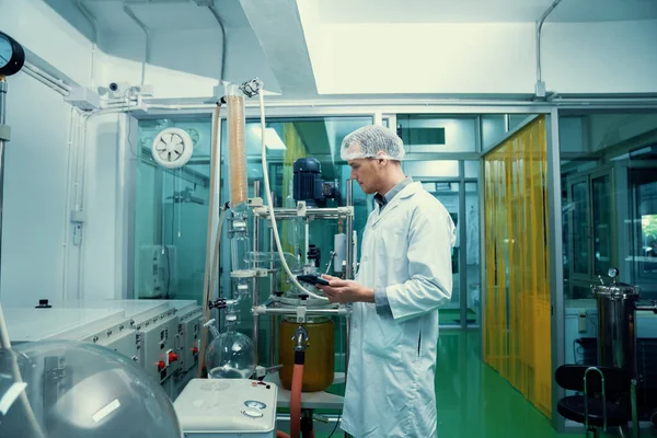 Hombre Científico Boticario Que Trabaja Laboratorio Extracción Cannabis Con Tabletas — Foto de Stock