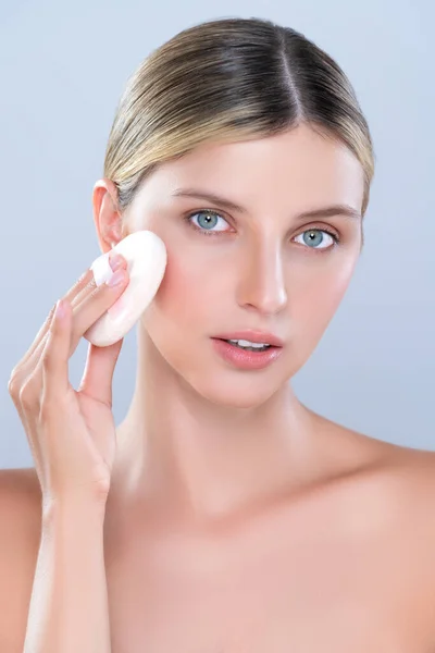 Alluring Beautiful Female Model Applying Powder Puff Facial Makeup Concept — Stok fotoğraf