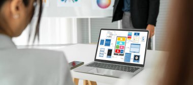 Model mobil uygulama ve web sitesi için UX UI tasarım süreci. Profesyonel uygulama geliştiricisi için kablo grafiğinin yaratıcı prototipi .