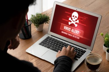Bilgisayar ekranındaki virüs uyarısı mobil siber tehdit, hacker, bilgisayar virüsü ve kötü amaçlı yazılım tespit edildi