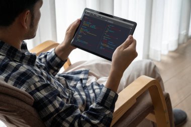 Model uygulama ve program kodlaması için bilgisayar ekranında yazılım geliştirme programlama