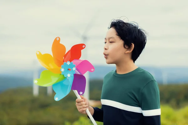 Progressive Young Asian Boy Playing Wind Pinwheel Toy Wind Turbine — ストック写真