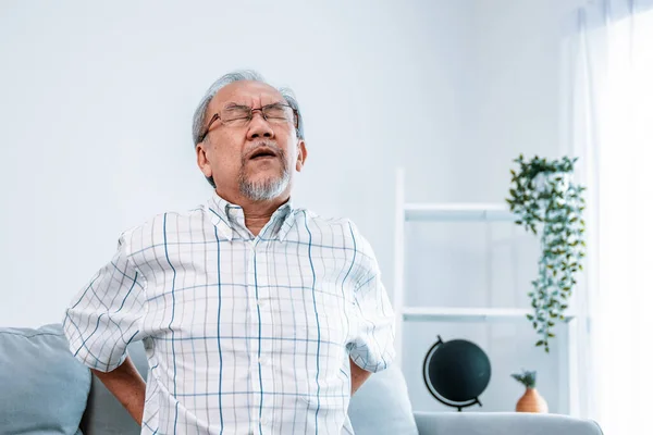 Agonizing Senior Man Need Assistance While Sitting His Sofa Home — Stok fotoğraf