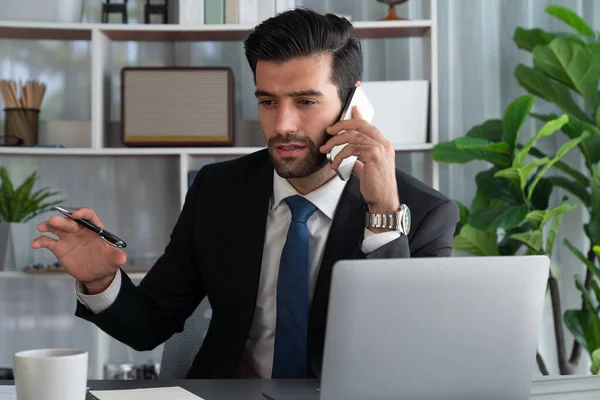 Трудолюбивый Бизнесмен Занят Разговорами Телефону Клиентами Работая Ноутбуком Своем Офисе — стоковое фото