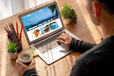 Model arama ve seyahat planlama için internet sitesi uçuş, otel ve tur rezervasyonları için anlaşma ve paket sunuyor
