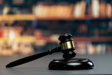 Hukuk firması ya da avukatlık bürosu geçmişi ve avukat ve hakim için hukuk sistemi üzerine kara tahta tokmak duruşmalar ve açık artırmalarda otoriteyi ve adaleti simgeler. Eşitlik