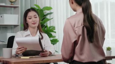 Profesyonel İnsan Kaynakları müdürüyle genç ve hevesli bir görüşme. Başvuru sahiplerini inceleyen işveren, iş görüşmesine hazırlanmak üzere işe devam ediyor.