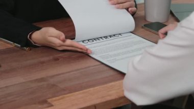 Kapalı kapılar ardında hevesli genç bir iş kadını ofiste finansal iş sözleşmesi görüşmeleri yapıyor. Müşteri, şirket ofisindeki profesyonel müdürle anlaşma yapıyor. Yasal evrak işleriyle uğraşan iş avukatı.
