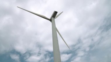 Rüzgarı yenilenebilir enerji kaynağı olarak kullanmanın yenilikçi bir yolu. Rüzgar türbini çiftliği ile modern yaşam biçimine güç sağlamak için. Yel değirmeni jeneratörü karbondioksit salınımı olmadan elektrik üretir.
